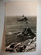 Delcampe - Carte Postale La Pointe Du Raz (29) Le Phare De La Vieille.Au Fond L'Ile De Sein (Petit Format Non Circulée ) - La Pointe Du Raz