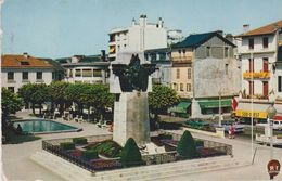 CPSM 9X14 . LOURDES . Pl. Monument Aux Morts ( Poste .Pub "Sud Ouest" . Patisserie "La Royale " . Roulotte à Glaces) - Lourdes