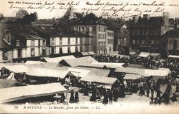Delcampe - MAYENNE LE MARCHE PLACE DES HALLES - Mayenne