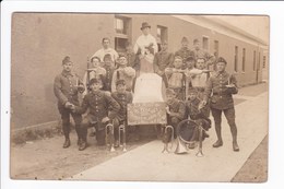 CARTE PHOTO - ( La Mort Du Père 100....) Militaires Musiciens!! - Autres & Non Classés