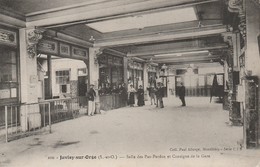 JUVISY - Salle Des Pas-Perdus Et Consigne De La Gare - Juvisy-sur-Orge