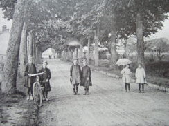 77 - LA CHAPELLE LA REINE - ENTREE DU PAYS  - " PETITES FILLES ET GARÇONS " - - La Chapelle La Reine