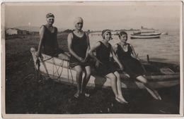 CARTE PHOTO 4 Femmes Maillot De Bain Barque Bord De Mer à Identifier - A Identifier