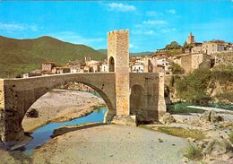 TARJETA POSTAL NO CIRCULADA , GERONA - BESALÚ , PUENTE ROMÁNICO Y VISTA PARCIAL - Gerona