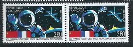 [17] Variété : N° 2571 Vol Franco-sovietique Espace Deux Anneaux Lune Tenant à Normal ** - Unused Stamps