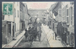 CPA Stenay - L'hôtel De Ville Et La Rue Porte-de-Bourgogne - Artillerie 14 Juillet - Stenay