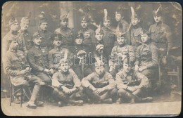Cca 1914-1918 Osztrák-magyar Darutollas Katonák Csoportképe, Az Egyik Szélen Két Géppuskás Katonával, Fotólap, Kopott, 8 - Other & Unclassified