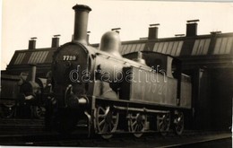 * T1/T2 Vintage Locomotive '7729' At The Railway Station, Photo - Non Classés