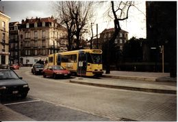 Bruxelles (1190) : Tram 55 En Attente Place De L' "Altitude 100". Véhicules D'époque. Photo. - Vervoer (openbaar)