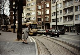 Bruxelles (1190) : Tram 55 à L'arrêt De La Place De L' "Altitude 100", à Forest. Véhicules D'époque. Photo. - Vervoer (openbaar)