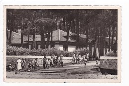 ARES - Aérium. Enfants Rentrant Après Le Bain De Soleil - Arès