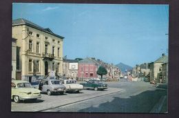 CPSM BELGIQUE - FARCIENNE ?? - FARCIENNES - La Grand' Place - TB PLAN ANIMATION AUTOMOBILES + PANNEAU BASKETBALL - Farciennes