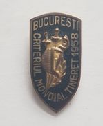 OLD COMMUNIST  ROMANIA INTERNATIONAL  FENCING  CHAMPIONSHIP 1958.  BADGE - Scherma