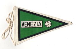 07087 "VENEZIA FOOTBALL CLUB - BANDIERINA BIFRONTE IN STOFFA CON LEGACCI" ANNI '70 ORIG. - Uniformes Recordatorios & Misc