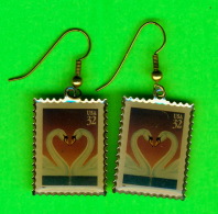 BIJOUX, BOUCLES D'OREILLES  - STAMP USA 32ç - 2 CIGNES - 1997 - - Earrings