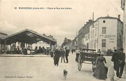 MACHECOUL PLACE ET RUE DES HALLES HOTEL DE LA MAISON BLANCHE BRESSET - Machecoul