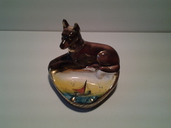 CENDRIER EN CERAMIQUE AVEC CHIEN DECOR VOILIER 14 X 16 X 13 CM 500 GR - Porcelaine