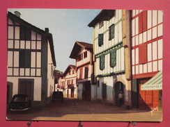 64 - Espelette - Groupe De Maisons Joliment Coloriées En Bordure De Rues Tortueuses Et Pittoresques - Scans Recto-verso - Espelette