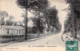 C P A 27] Eure > LE VAUDREUIL LA ROUTE DE PARIS - Le Vaudreuil