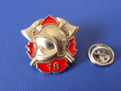 Pin's Sapeurs Pompiers SP - Flamme Feu Casque Hache 18 - Zamac Delsart (KD62) - Pompiers