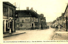 AJ 443 / C P A   -CHATEAUNEUF   EN THYMERAIS     (28)  RUE DE CHARTRES VUE PRISE AU CARREFOUR DE LA ROUTE DU MANS - Châteauneuf