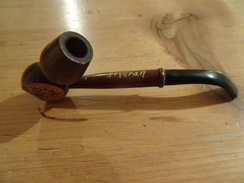 Pipe En Bois, Souvenir De Saint-Véran, Hautes Alpes, Edelweiss, Longueur : 11 Cm, Embout Plastique Noir, Très Bon état - Autres & Non Classés