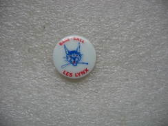 Pin's En Porcelaine Representant L'equipe D'ANGOULEME De Base-Ball "Les Lynx" - Béisbol