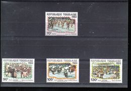 TOGO 1094 + A 491/493** SUR DES DANSES TRADITIONNELLES - Togo (1960-...)