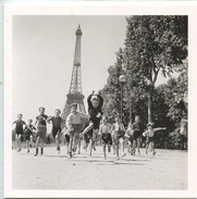 Robert Doisneau - Les Jardins Du Champs De Mars 1944 - Rapho Cp Vierge (Paris Tour Eiffel) - Doisneau