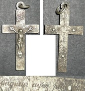 Rare Pendentif En Métal Croix, Christ INRI, "Seigneur Ayez Pitié ..." - Hangers