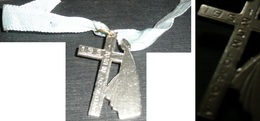 Rare Pendentif En Métal Aluminium Alu, Croix Et Ruban, Pélerin, Centenaire De Lourdes 1858-1958 - Anhänger