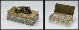 Boîte Cristal, Cerclage Et Couvercle En Bronze Doré, Décor "Chien Couché" En Relief, 3 Comp., 100x54x56mm. - TB - Cajas Para Sellos