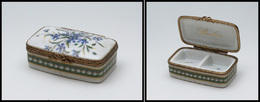 Boîte En Porcelaine De Limoges, Fin Décor De Fleurs, Peint Main, Marquée "Revelon", Cerclage Laiton Doré, 2 Comp., 70x40 - Stamp Boxes