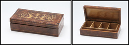 Boîte En Loupe De Thuya, Marqueterie Style XVIIIe Sur Couvercle, 4 Comp., 123x58x33mm. - TB - Stamp Boxes