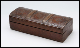 Boîte Cuir En Forme De Tranche De Livre, Marquée "J Chalmette Paris", 4 Comp., 135x52x35mm. - TB - Stamp Boxes