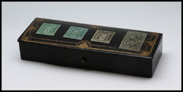 Boîte Papier Mâché Avec Transfert Type Sage Sur Couvercle, Bouton Pression, Signée "GD Paris", 4 Comp., 145 X52x25mm. -  - Stamp Boxes