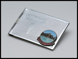 Etui Métal Argenté Marqué "Stamps" Avec Médaillon "Caerphilly Castle", 1 Comp., 70x48x3mm. - TB - Kisten Für Briefmarken