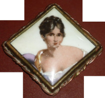 Rare Médaillon Miniature En Porcelaine émaillée Et Cadre Laiton, Limoges, Portrait Femme Buste Peint, XIXe Siècle - Limoges (FRA)