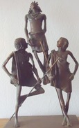 - Trois Enfants Massaï - ISSA DIOP  -  Sénégal, Bronze Sur Socle De Bois Tropical  - Oeuvre Unique 59 X 36 Cm - 11 Kilos - Brons