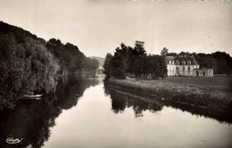 27 ACQUIGNY LES BORDS DE L'EURE ET LE CHATEAU - Acquigny