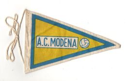 07131 "MODENA A.C. FOOTBALL CLUB - BANDIERINA BIFRONTE IN STOFFA CON LEGACCI" ANNI '70 ORIG. - Abbigliamento, Souvenirs & Varie