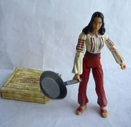 FIGURINE INDIANA JONES - RAIDERS OF THE LOST ARK - HASBRO 2008 - MARION RAVENWOOD AVEC POELLE Et 1 Caisse En Carton - Autres & Non Classés