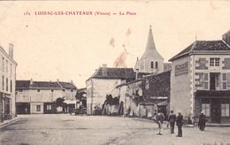 86.  LUSSAC LES CHATEAUX. CPA . LA PLACE. ANNÉE 1908. ANIMATION - Lussac Les Chateaux
