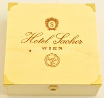 'Hotel Sacher Wien' Feliratú Díszes Fa Doboz, 19×19×6,5 Cm - Sonstige & Ohne Zuordnung