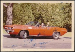 Cca 1971 Szász Lula (Szász Endre Felesége) Fotója, Los Angelesben Plymouth Barracuda Autójukkal, Hátoldalán Feliratozva  - Altri & Non Classificati