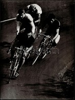 Cca 1973 Gebhardt György (1910-1993) Budapesti Fotóművész Hagyatékából 2 Db Feliratozott, Vintage Sportfotó, 39x29 Cm - Sonstige & Ohne Zuordnung