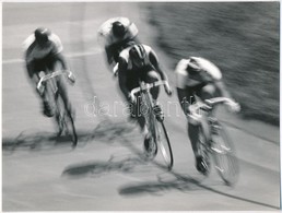 Cca 1972 Kerékpárversenyzők, Gebhardt György (1910-1993) Budapesti Fotóművész Hagyatékából 2 Db Vintage Fénykép, Jelzés  - Sonstige & Ohne Zuordnung
