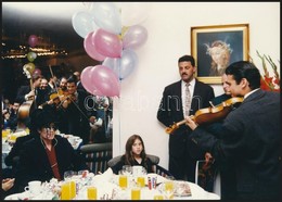 1994 Michael Jackson Magyarországon, Eredeti, A Fóti Gyermekotthon Lakóival Készült Fotó / Original Photo Of Michael Jac - Sonstige & Ohne Zuordnung