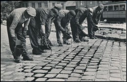 Cca 1950-1960 Budapest, Útjavító Munkások, Fotó, 9x14 Cm - Sonstige & Ohne Zuordnung