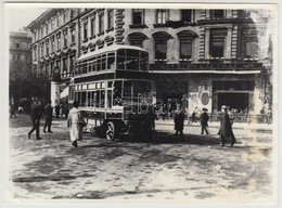 Cca 1921-1931 Budapest, 1-es Vagy 11-es Busz Az Oktogonon, Későbbi Sajtófotó, Foltos, 13x18 Cm - Sonstige & Ohne Zuordnung